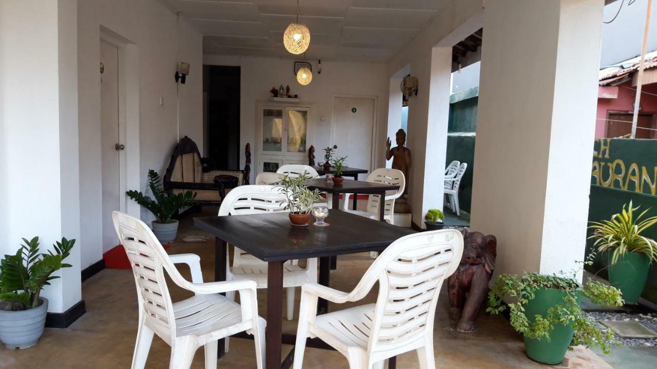Hotel The Sea House Kudapaduwa Esterno foto
